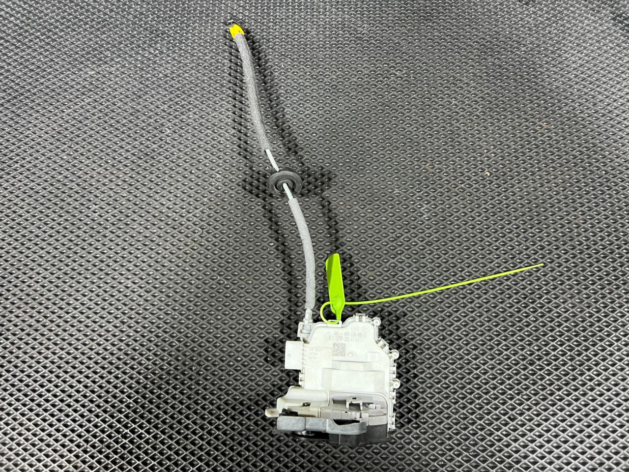 замок двери задней левой Audi A4 B9 2018, 2.0 л., CVKB, бензин, МКПП, седан, 8X0839015D - фото №1