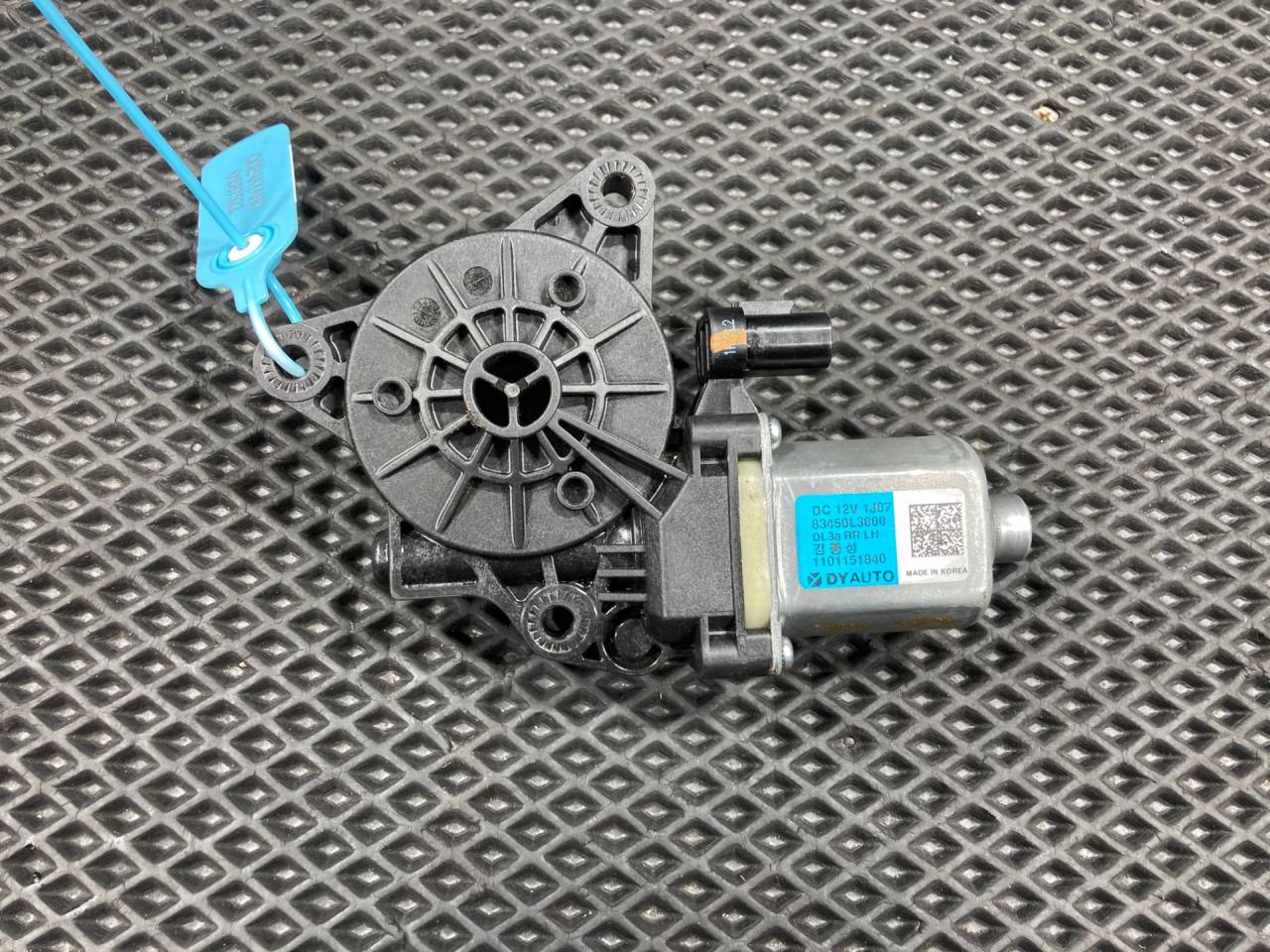 моторчик стеклоподъемника задний левый Kia K5 3 поколение 2020, 1.6 л., G4FP, бензин, АКПП, 83450L3000 - фото №1