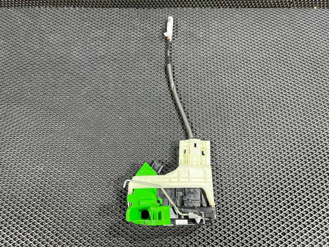 замок двери передней правой Kia Sorento 4 поколение 2023, 2.0 л., G4KA, бензин, АКПП, внедорожник 5 дв., передний привод, 81320-R5010 - фото №1