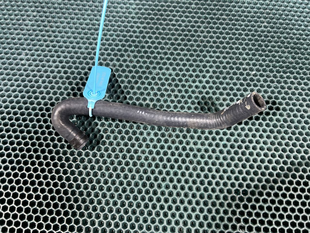 патрубок (трубопровод, шланг) Chevrolet Trax 2 поколение 2023, 1.2 л., бензин, АКПП, внедорожник 5 дв., 55499623 - фото №1