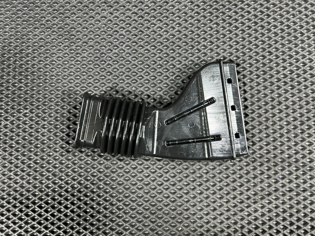 воздуховод (дефлектор) радиатора Chevrolet Trax 2 поколение 2024, 1.2 л., бензин, АКПП, внедорожник 5 дв., передний привод, 42874004 - фото №1