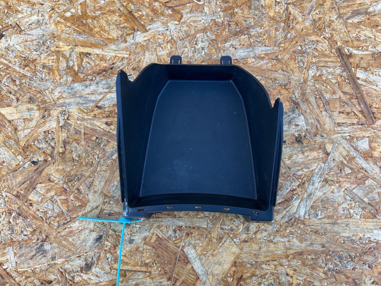 бардачок Chevrolet Trax 2 поколение 2023, 1.2 л., бензин, АКПП, внедорожник 5 дв., 42789282 - фото №1