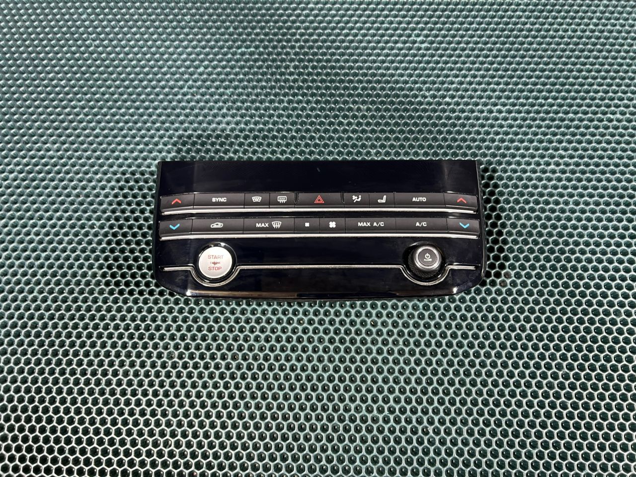 блок управления печки / климат-контроля Jaguar XE 1 поколение 2016, 3.0 л., бензин, седан, GX6318C858SD - фото №1