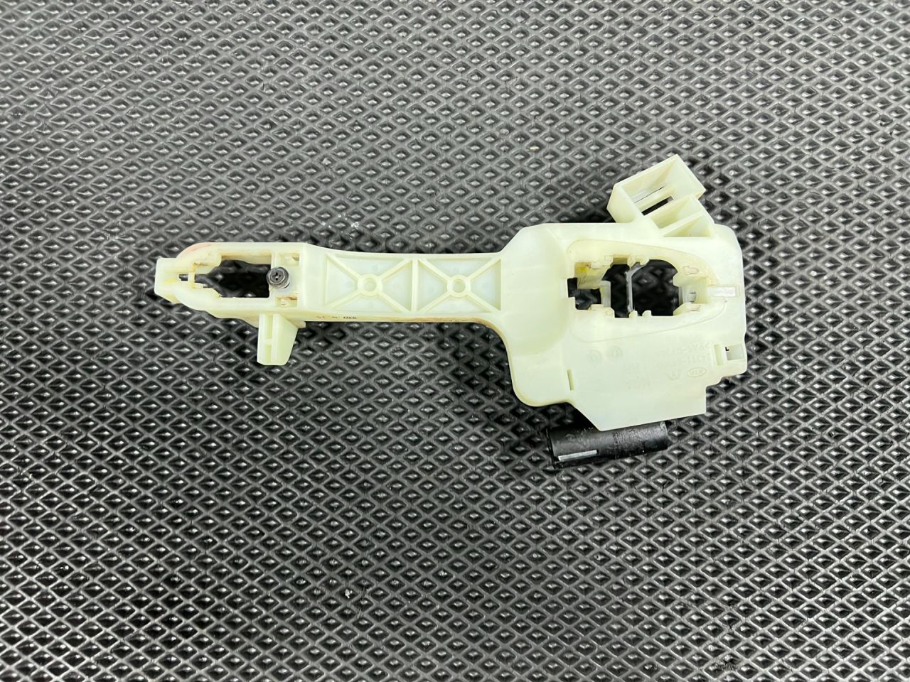 скелет ручки двери задней правой Kia Sorento 4 поколение 2023, 2.0 л., G4KA, бензин, АКПП, внедорожник 5 дв., передний привод, 24311-68300, 83661S9000 - фото №1