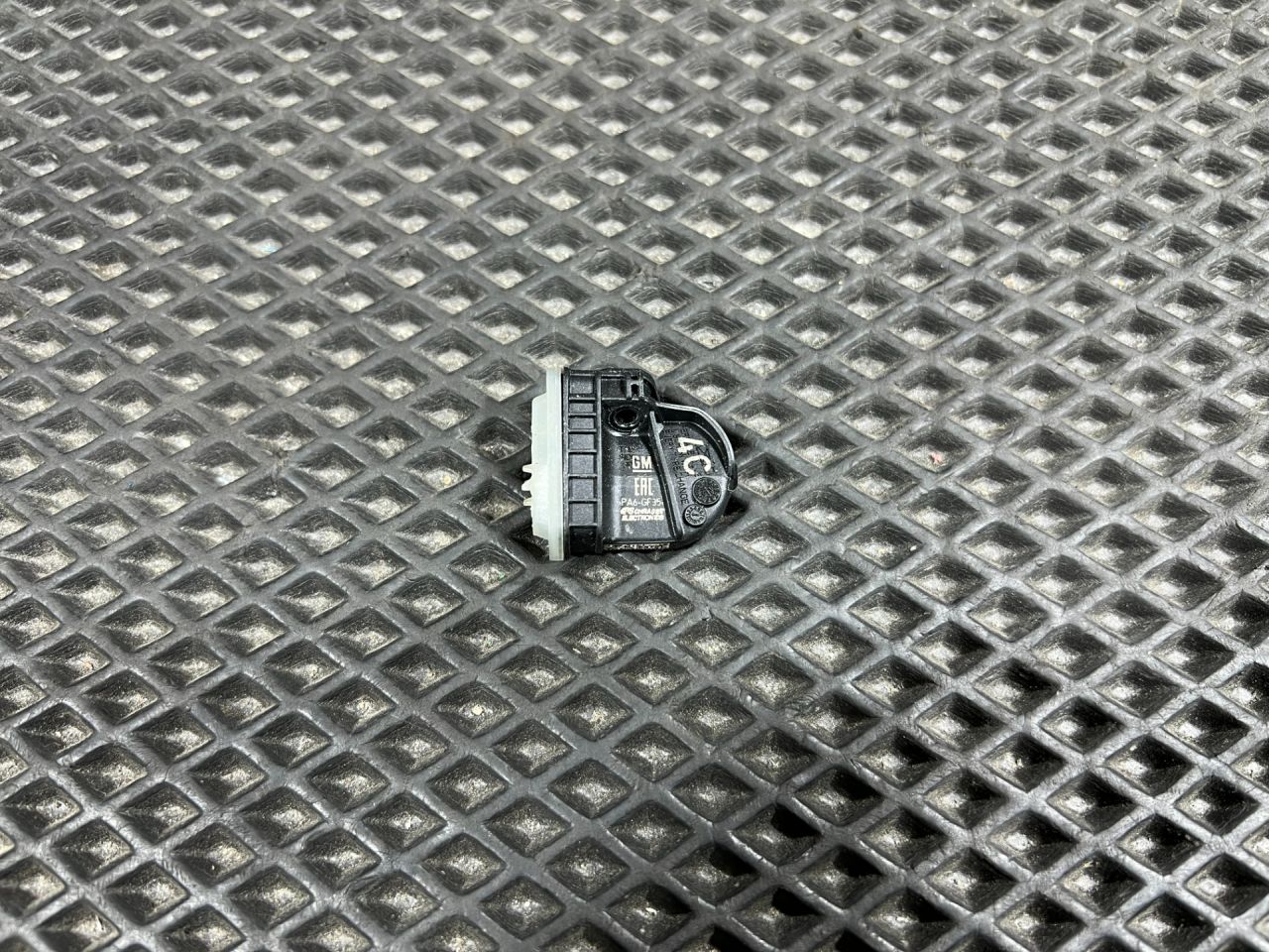 датчик давления в шине Chevrolet Trax 2 поколение 2023, 1.2 л., бензин, АКПП, внедорожник 5 дв., 13528563, 13544444 - фото №1