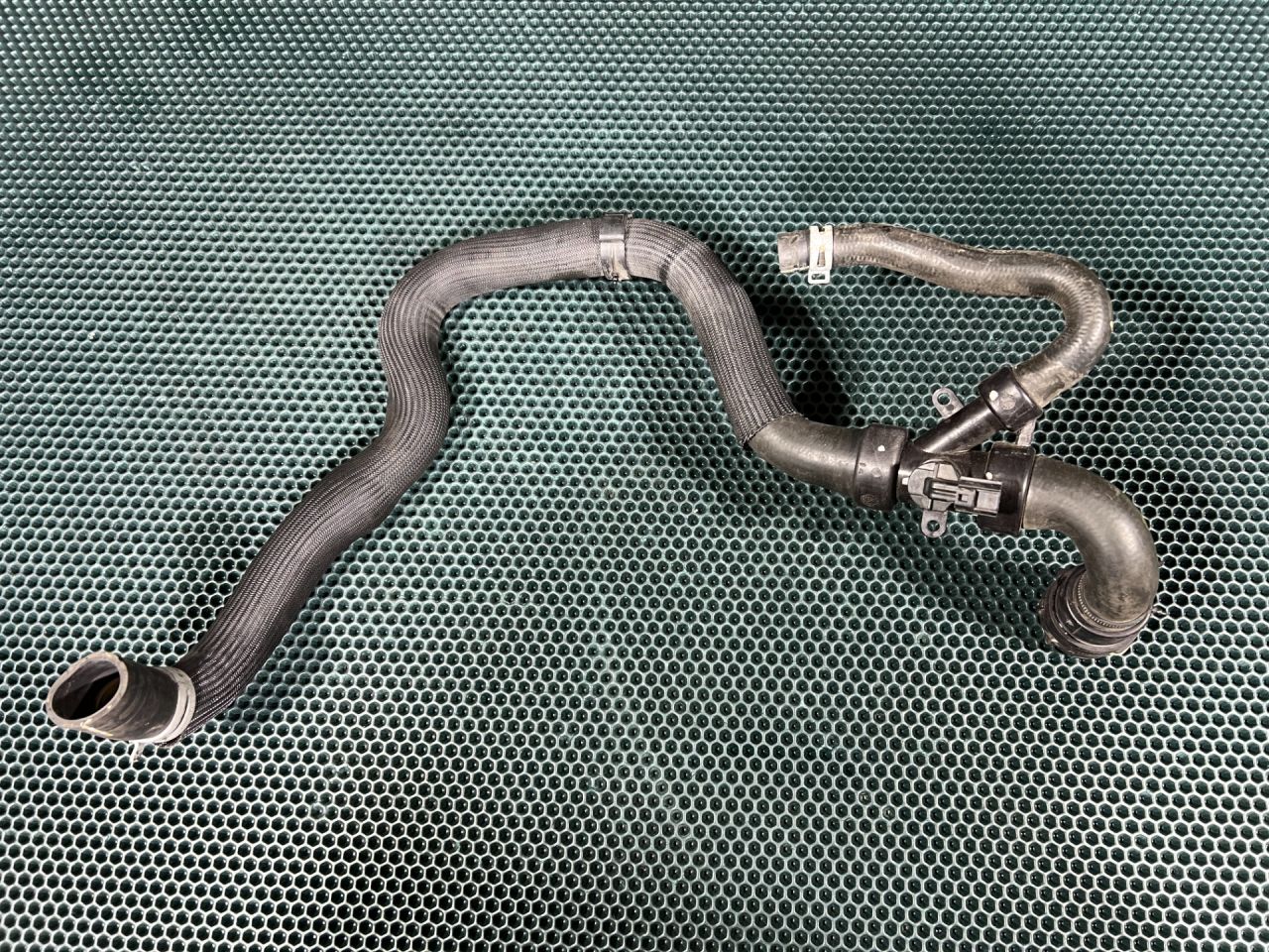 патрубок (трубопровод, шланг) Land Rover Discovery Sport 1 поколение 2015, 2.0 л., 204PT, бензин, АКПП, внедорожник 5 дв., LR032347, LR094509, LR028236, EJ328286FB - фото №1