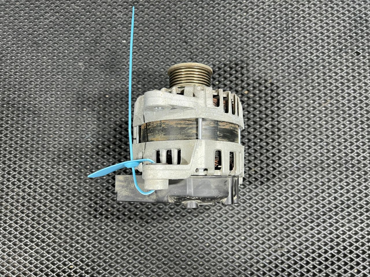 генератор Kia Sorento 4 поколение 2023, 2.0 л., G4KA, бензин, АКПП, внедорожник 5 дв., передний привод, 37300-2SGC1 - фото №1