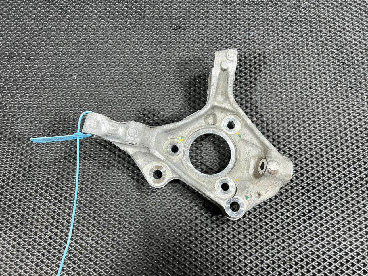 кулак поворотный правый Chevrolet Trax 2 поколение 2024, 1.2 л., бензин, АКПП, внедорожник 5 дв., передний привод, 42757359, 42481616 - фото №1