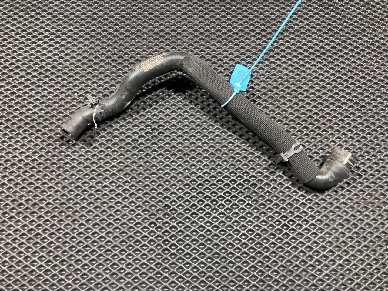 патрубок (трубопровод, шланг) Mercedes-Benz CLS-Класс C218/X218 2013, 4.7 л., бензин, АКПП, A2128309000 - фото №1