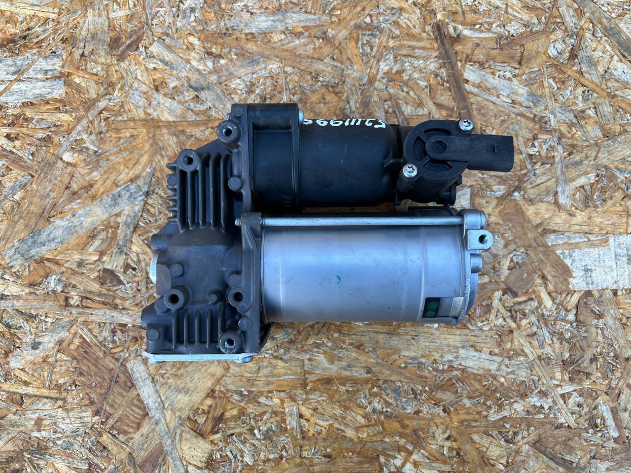компрессор пневмоподвески Land Rover Range Rover 4 поколение 2014, 5.0 л., 508PS, бензин, МКПП, внедорожник 5 дв., 999580 - фото №1