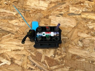 блок клапанов пневмоподвески Audi A8 D4/4H [рестайлинг] 2013, 4.0 л., CEUA, бензин, АКПП, седан, 4H0616013