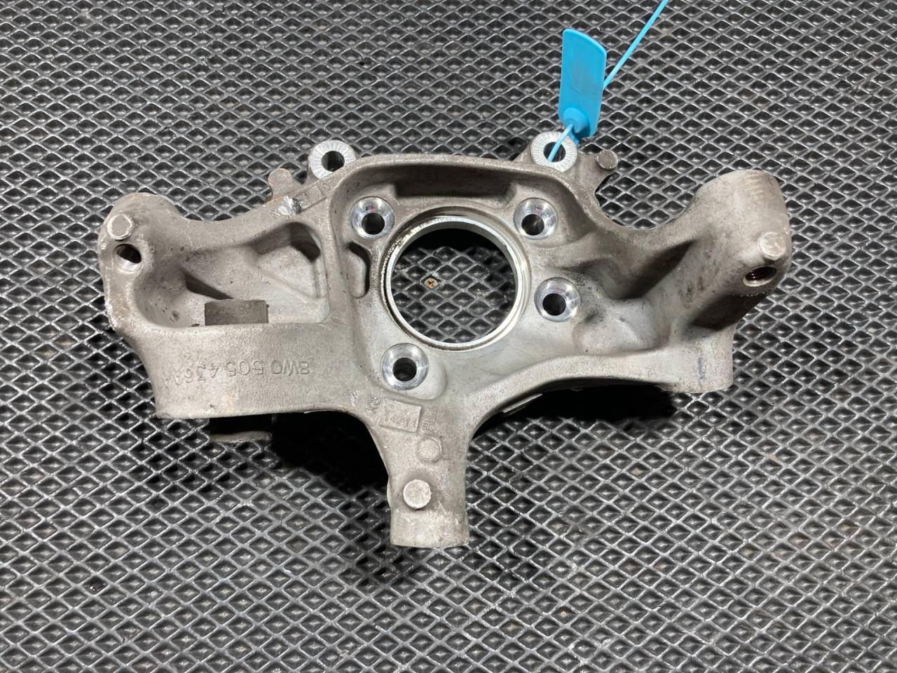 кулак задний правый Audi A4 B9 2017, 2.0 л., бензин, АКПП, седан, 8W0505436AA, 8W0505460D, 8W0505432Q - фото №1