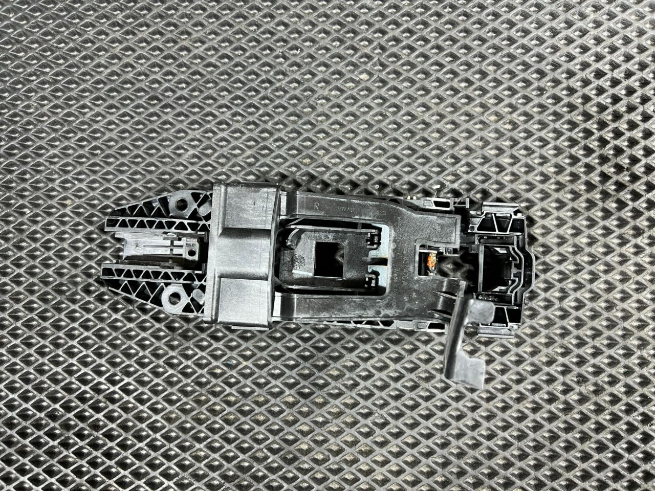 скелет ручки двери передней правой Volkswagen Taos 1 поколение 2023, 1.5 л., DNKA, бензин, АКПП, внедорожник 5 дв., передний привод, 5N0837885H, 5N0839885H - фото №1