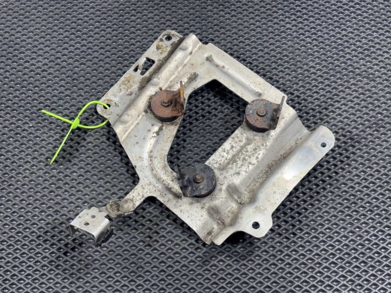 кронштейн (крепление) Land Rover Range Rover Sport 2 поколение L494 2017, 5.0 л., 508PS, бензин, АКПП, внедорожник 5 дв., 16132001-00 - фото №1