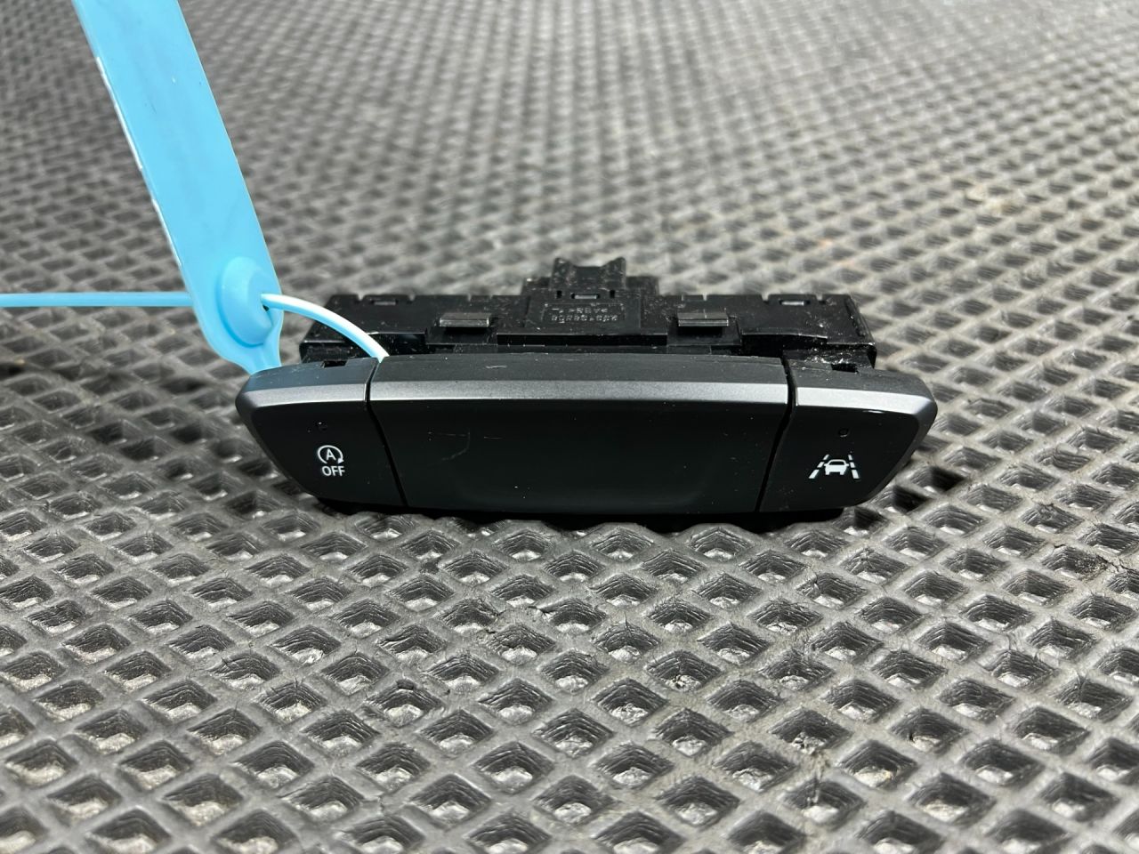 кнопка (выключатель) Chevrolet Trax 2 поколение 2023, 1.2 л., бензин, АКПП, внедорожник 5 дв., 42749028 - фото №1