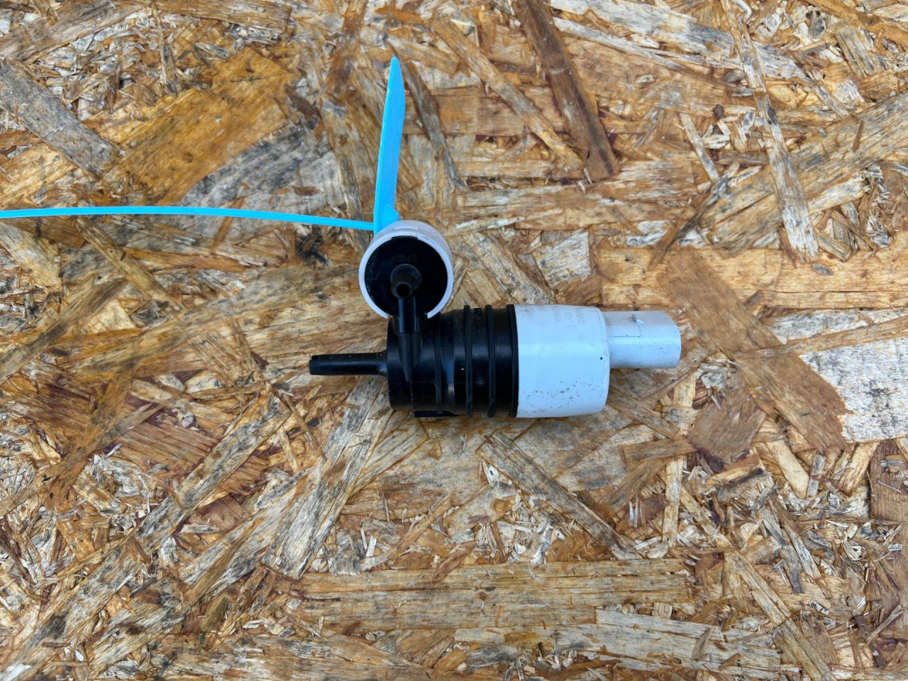 насос (моторчик) омывателя стекла Chevrolet Trax 2 поколение 2023, 1.2 л., бензин, АКПП, внедорожник 5 дв., 84409812 - фото №1