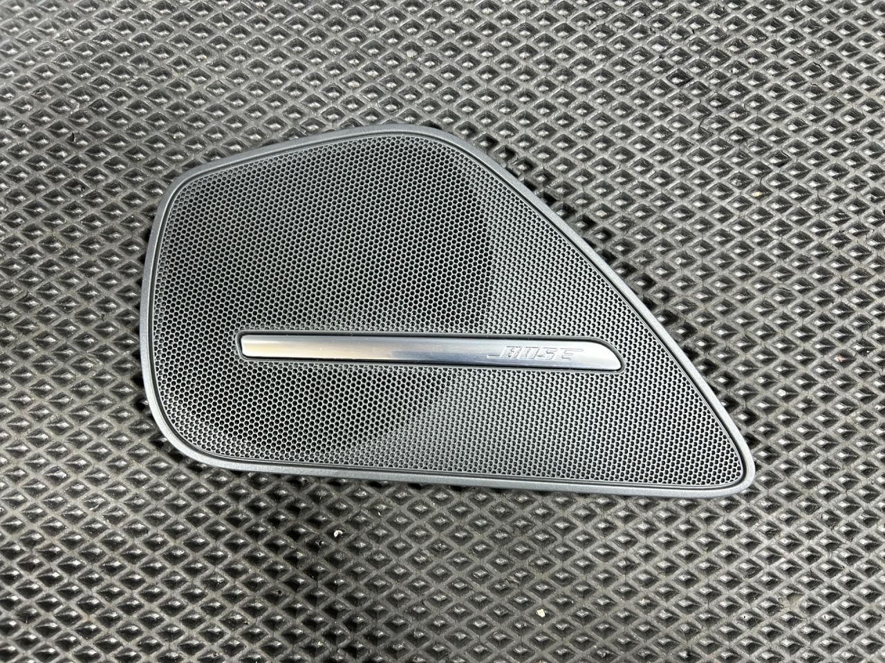 сетка на динамик двери задней правой Audi S8 D4 2013, 4.0 л., CGTA, бензин, АКПП, седан, 4H0868452A - фото №1