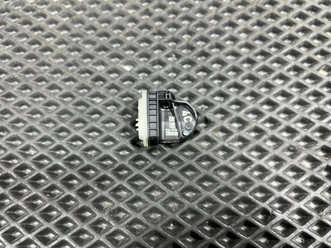 датчик давления в шине Chevrolet Trax 2 поколение 2023, 1.2 л., бензин, АКПП, внедорожник 5 дв., 13528563, 13544444 - фото №1