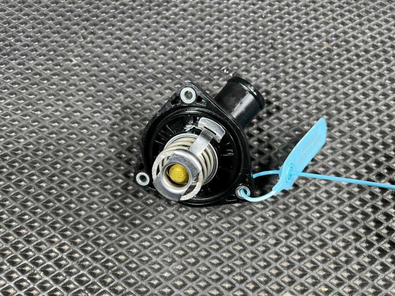 термостат Chevrolet Trax 2 поколение 2024, 1.2 л., LIH, бензин, АКПП, внедорожник 5 дв., передний привод, 25205415 - фото №1