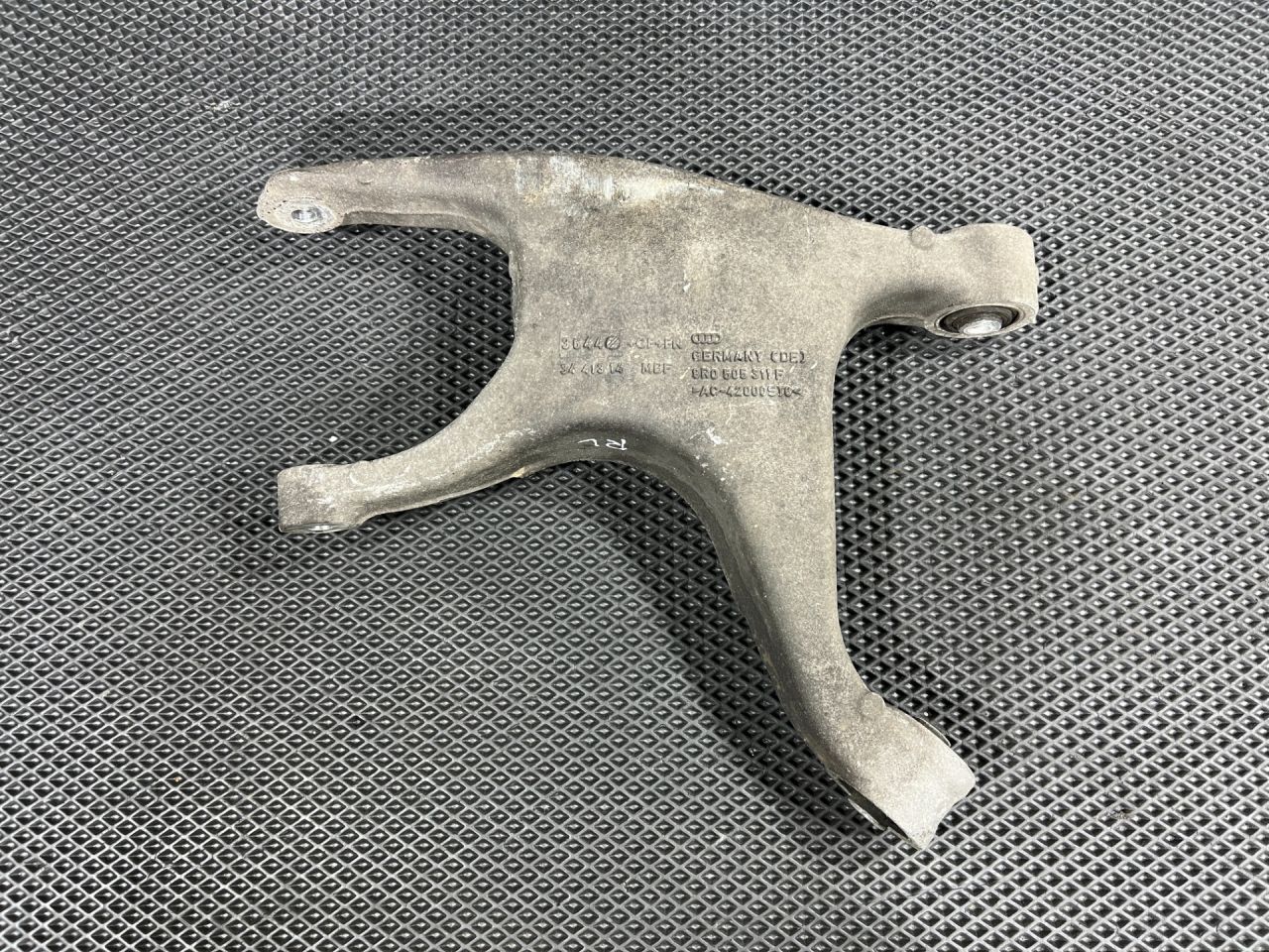 рычаг задний левый Audi S8 D4 2013, 4.0 л., CGTA, бензин, АКПП, седан, 8R0505311F - фото №1