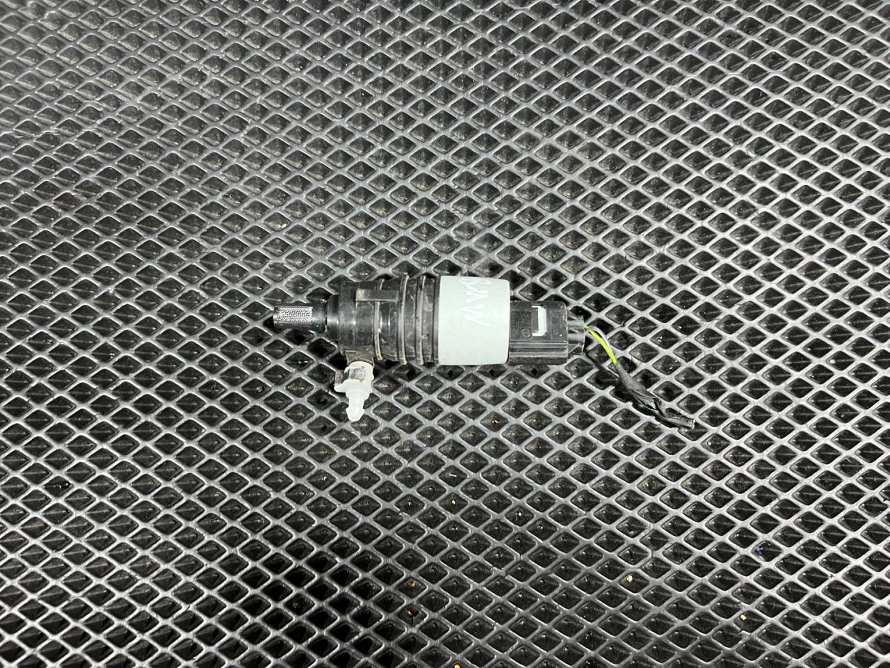 насос (моторчик) омывателя стекла BMW 7 серия G11/G12 2017, 3.0 л., B57 D30 A, дизель, АКПП, седан, 67127298309 - фото №1