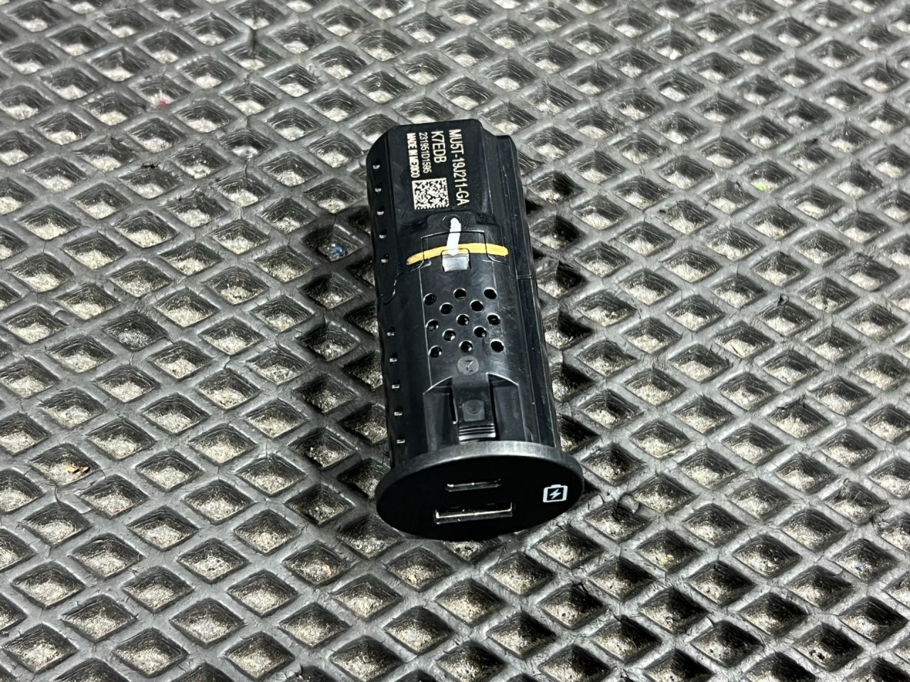 разъем AUX / USB Ford Mustang Mach-E 1 поколение 2023, электро, внедорожник 5 дв., MU5T19J211GA - фото №1