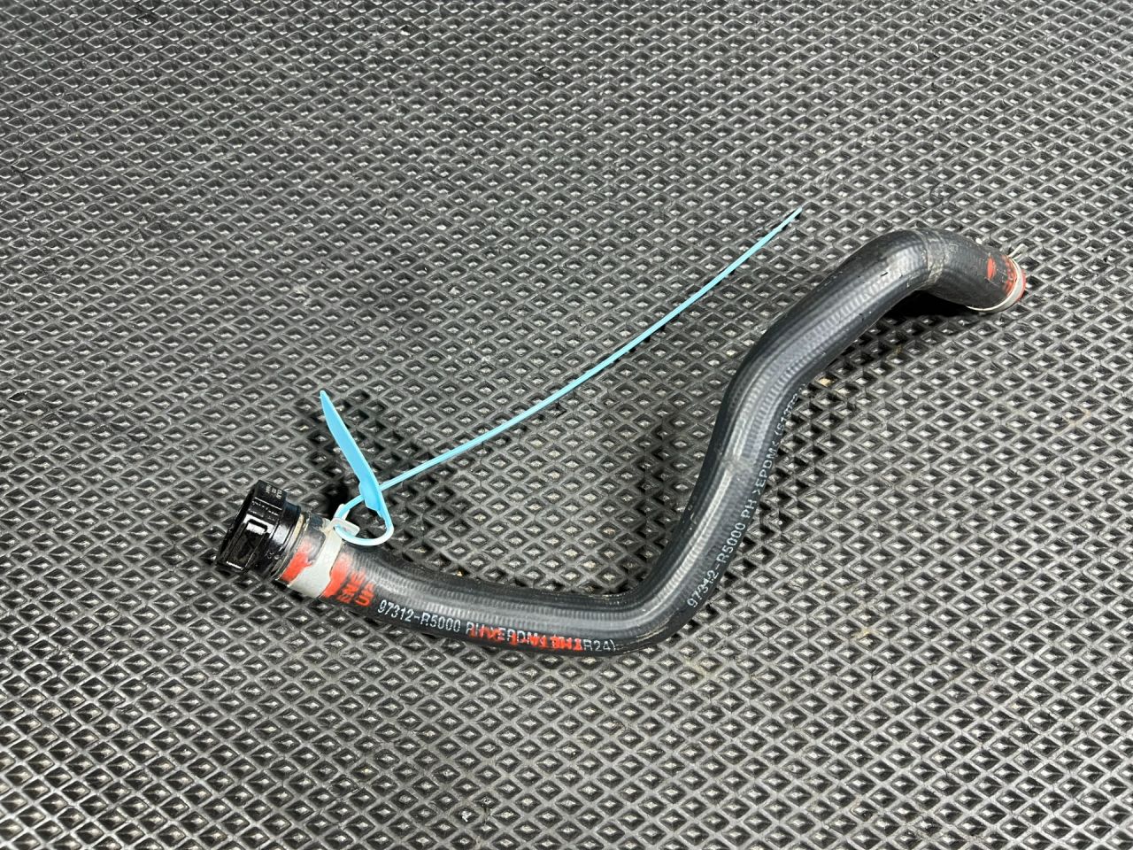 патрубок (трубопровод, шланг) Kia Sorento 4 поколение 2023, 2.0 л., G4KA, бензин, АКПП, внедорожник 5 дв., передний привод, 97312R5000 - фото №1