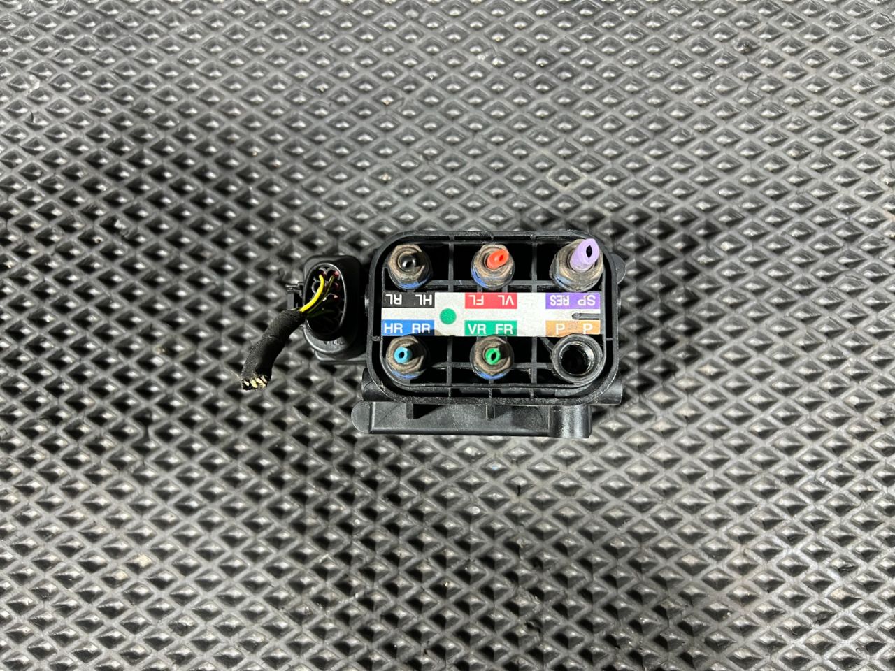 блок клапанов пневмоподвески Audi S8 D4 2013, 4.0 л., CGTA, бензин, АКПП, седан, 4H0616013 - фото №1