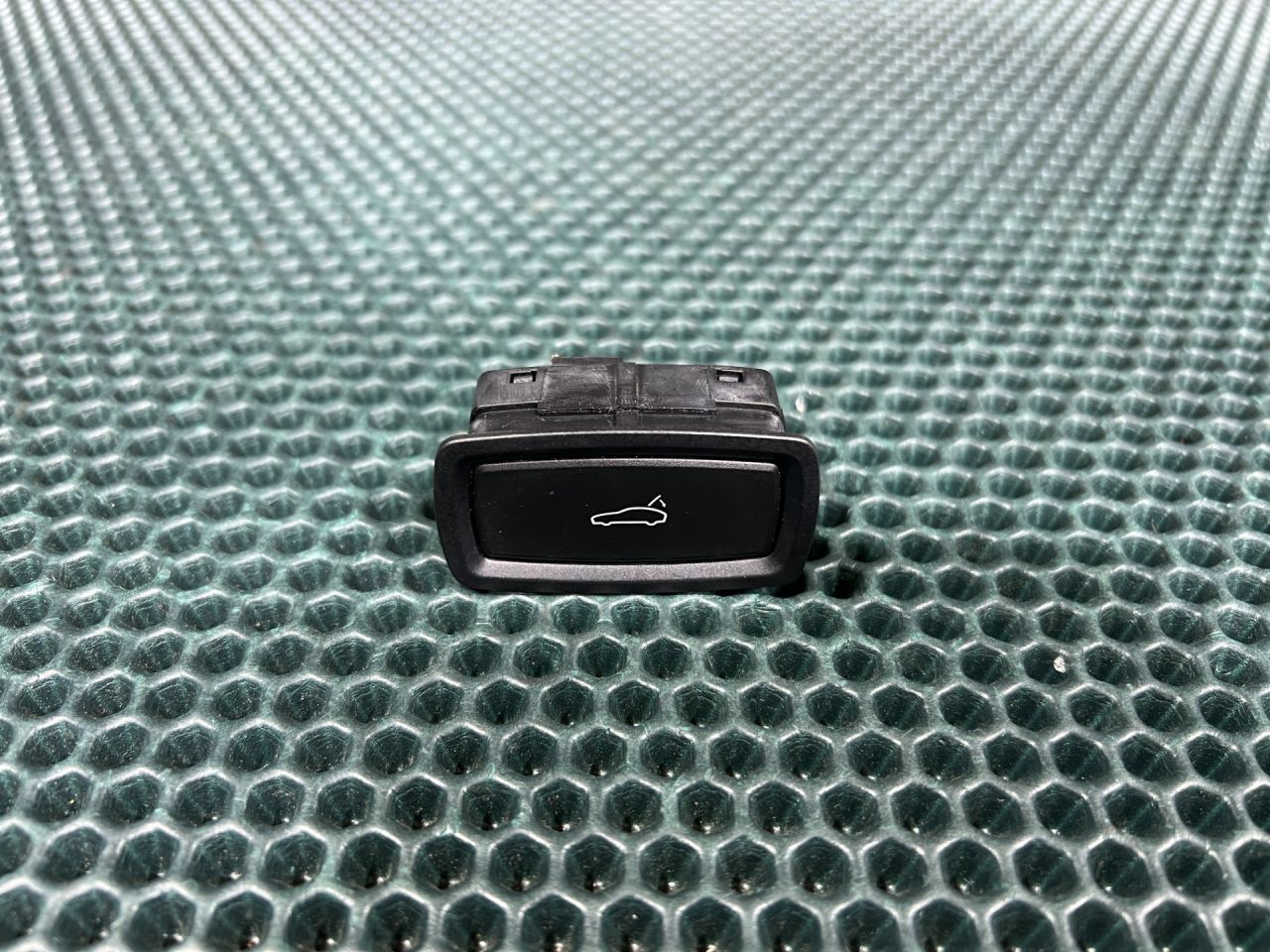 кнопка открытия багажника Porsche Panamera 970 2009, 4.8 л., M 48.20, бензин, АКПП, хетчбэк 5 дв., 7PP959832D - фото №1