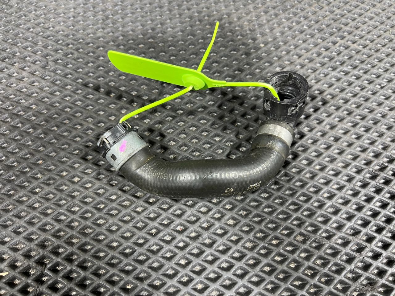 патрубок (трубопровод, шланг) Mercedes-Benz GLB-Класс 1 поколение 2019, 2.0 л., бензин, АКПП, внедорожник 5 дв., A2475010800 - фото №1