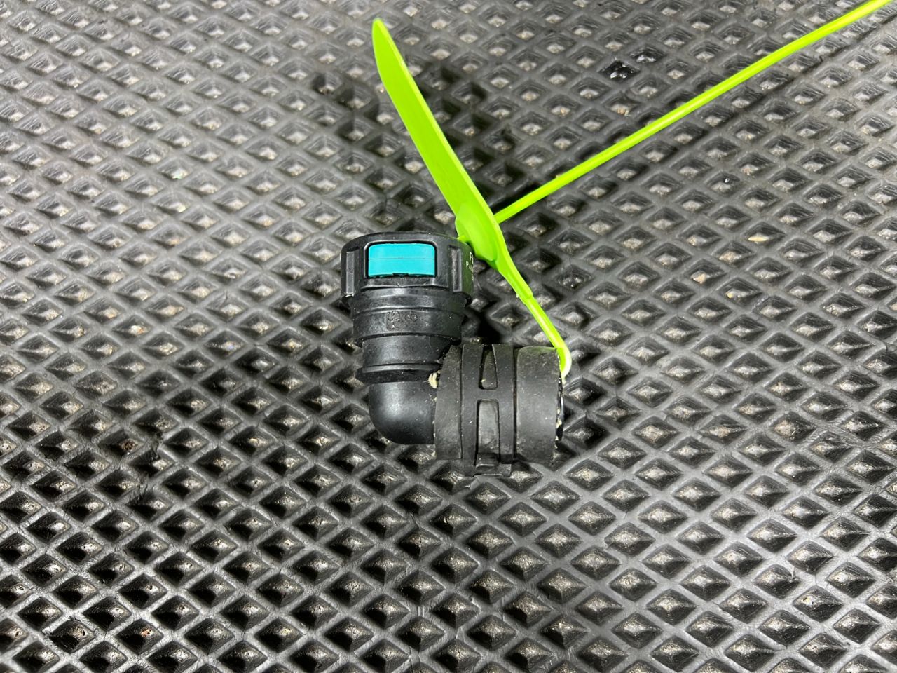 патрубок (трубопровод, шланг) Jaguar XE 1 поколение 2018, АКПП, седан, PA66GF30, EPDM - фото №1