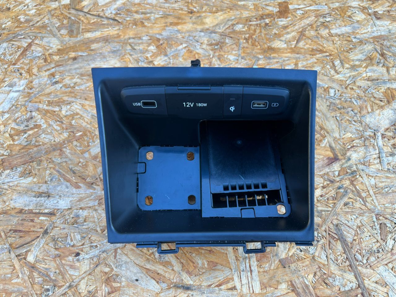 вещевой ящик центральной консоли Hyundai Tucson 4 поколение 2024, 2.5 л., G4KN, бензин, АКПП, внедорожник 5 дв., 84630-CW000NNB, 84632-CW000, 84632-CW001 - фото №1