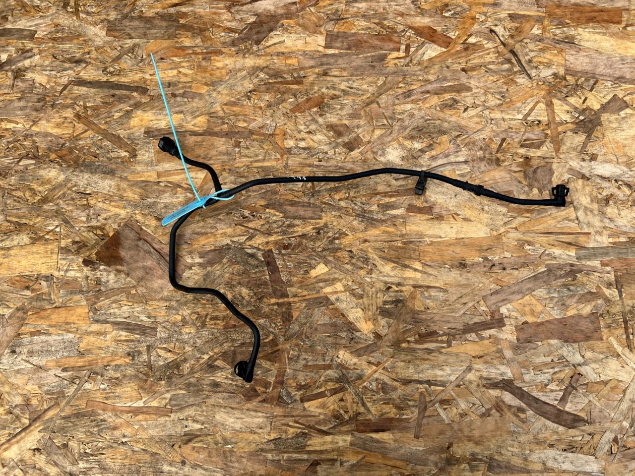 трубка вентиляции бака Chevrolet Trax 2 поколение 2023, 1.2 л., LIH, бензин, АКПП, внедорожник 5 дв., 42869131 - фото №1