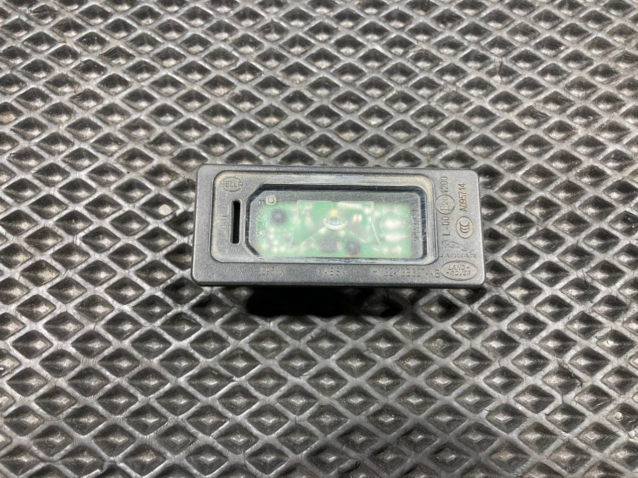 подсветка номера Land Rover Discovery 5 поколение L462 2017, 3.0 л., 306PS, бензин, АКПП, внедорожник 5 дв., HY3213B627AB, LR089442 - фото №1
