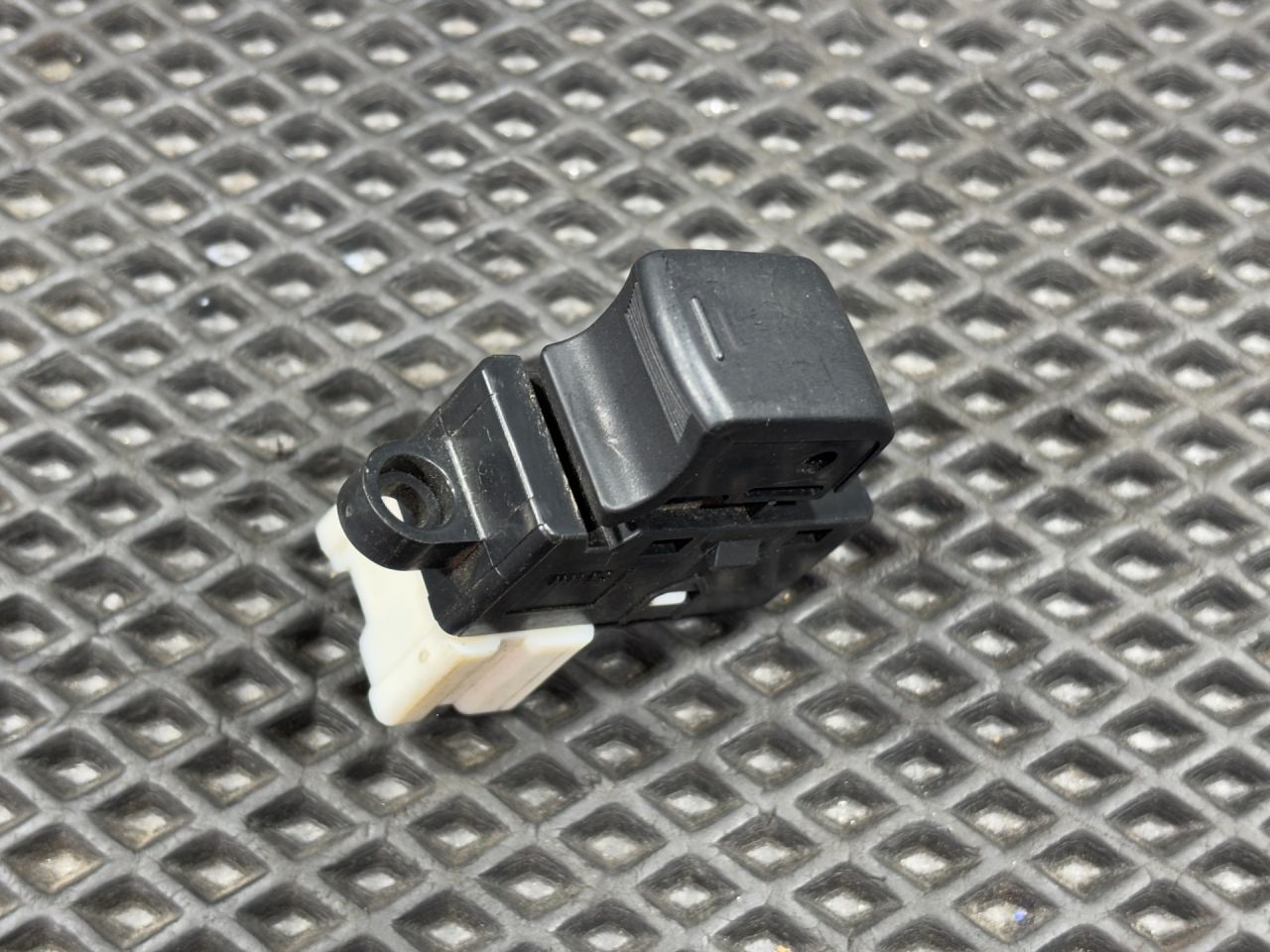 кнопка стеклоподъемника двери Infiniti FX35 1 поколение 2006, 3.5 л., VQ35DE, бензин, АКПП, внедорожник 5 дв., 25411-AX600 - фото №1