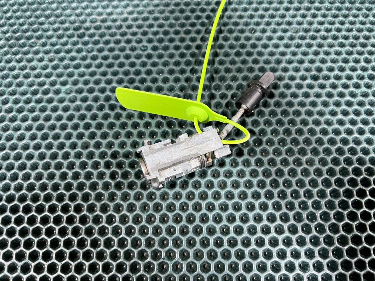 личинка дверного замка Audi A8 D4/4H 2012, 4.2 л., CDRA, бензин, АКПП, седан, 4H1837167A - фото №1