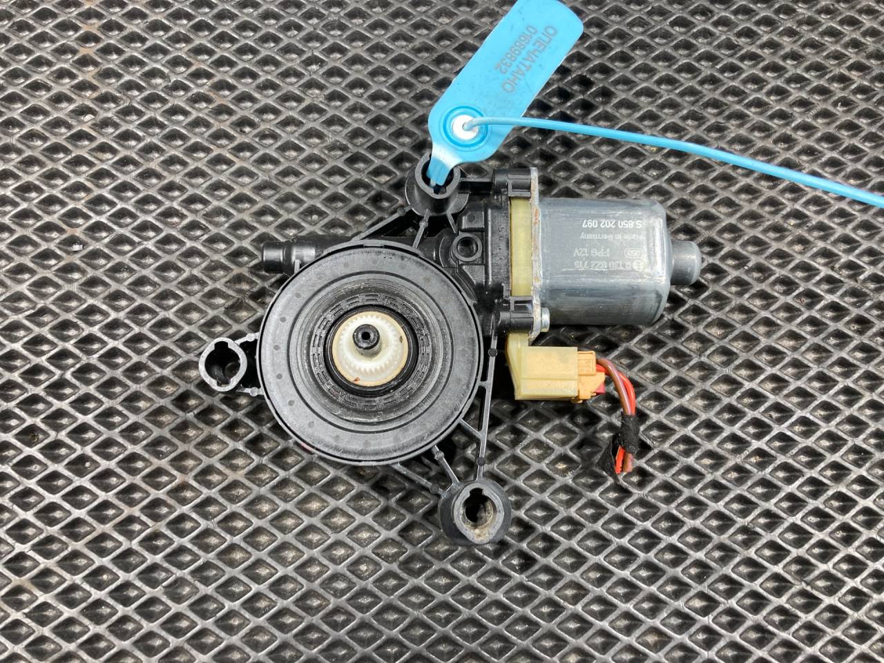 моторчик стеклоподъемника передний левый Porsche Macan 1 поколение 95B 2015, 3.0 л., MCT.MA, бензин, АКПП, внедорожник 5 дв., 5Q0959801A, 0130822715, 0130822715, S850202097 - фото №1