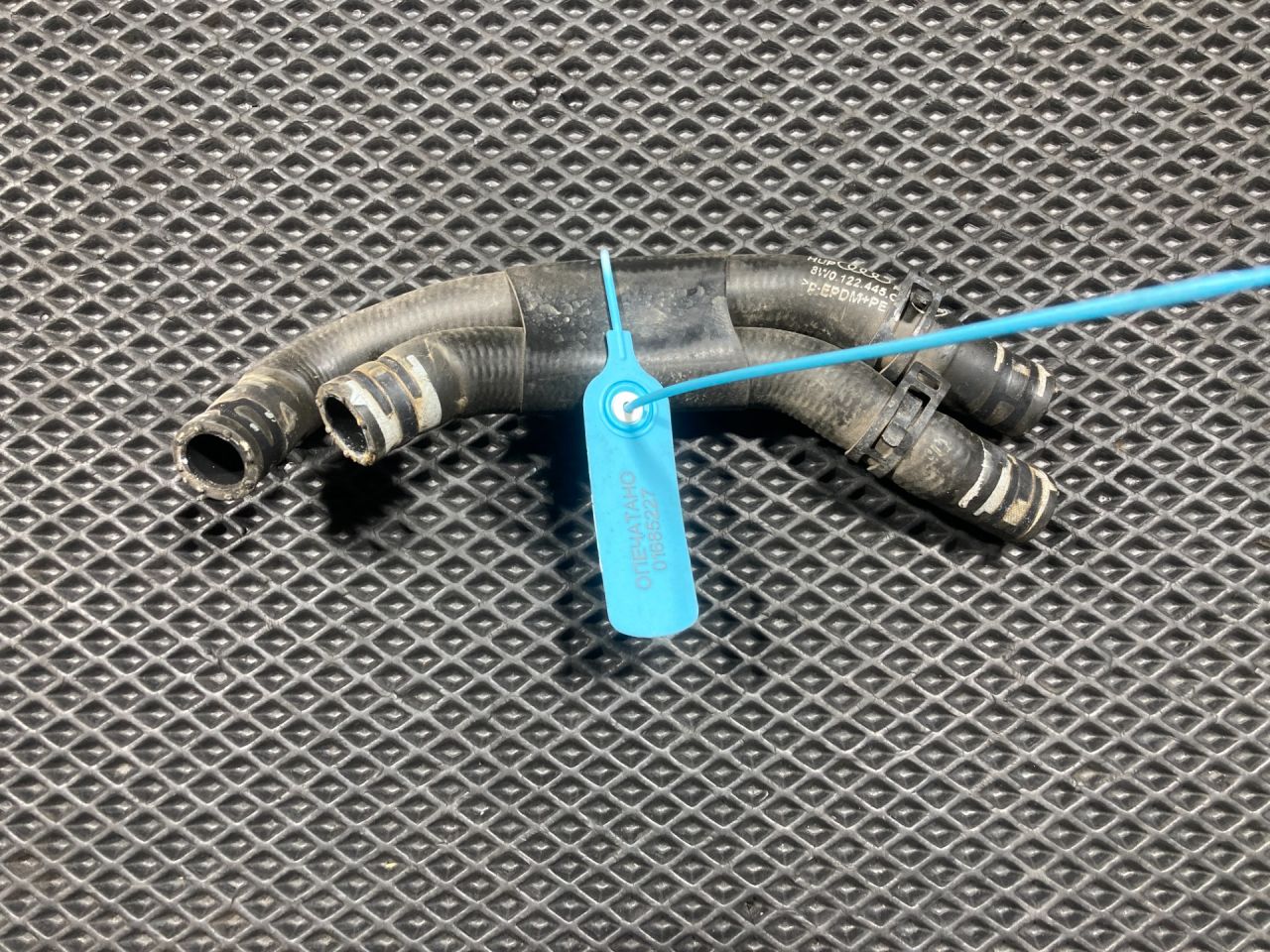 патрубок (трубопровод, шланг) Audi A4 B9 2019, 2.0 л., бензин, АКПП, седан, 8W0122445C - фото №1