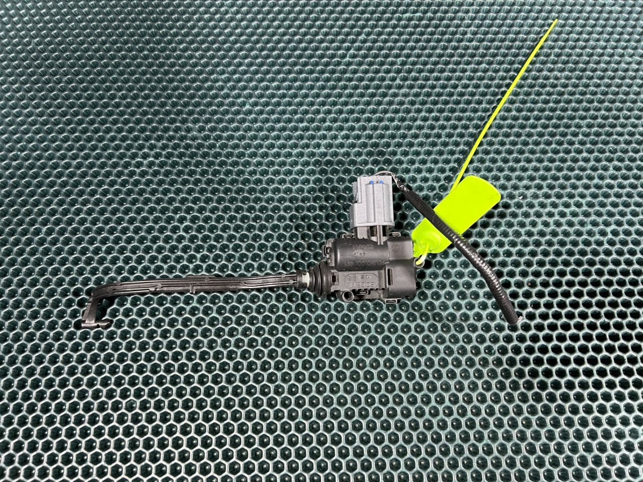 активатор замка крышки топливного бака Land Rover Range Rover 4 поколение L405 2015, 3.0 л., 306PS, бензин, АКПП, внедорожник 5 дв. - фото №1