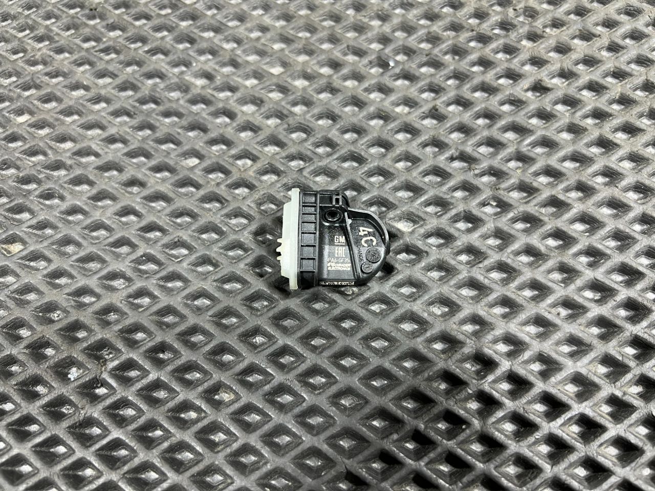 датчик давления в шине Chevrolet Trax 2 поколение 2024, 1.2 л., бензин, АКПП, внедорожник 5 дв., передний привод, 13528563, 13544444 - фото №1