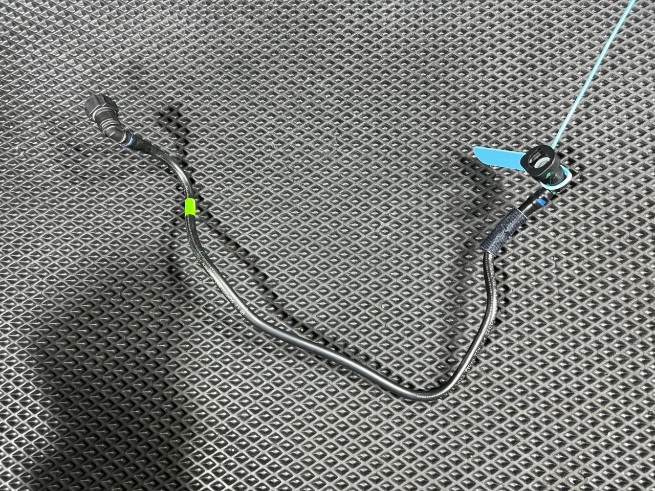 трубка топливная Volkswagen Taos 1 поколение 2023, 1.5 л., DNKA, бензин, АКПП, внедорожник 5 дв., передний привод, 5QM201293 - фото №1