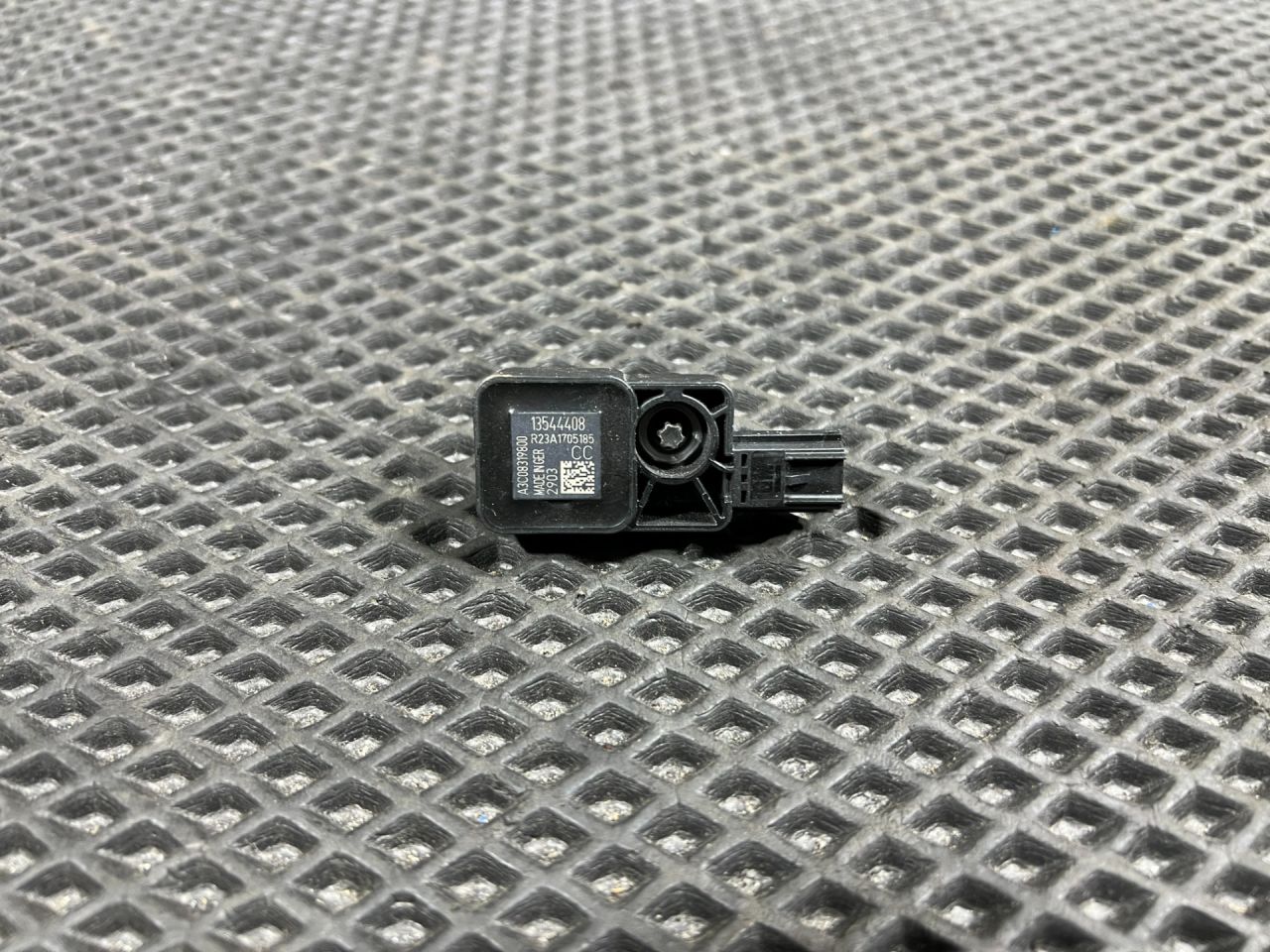 датчик удара Chevrolet Trax 2 поколение 2024, 1.2 л., бензин, АКПП, внедорожник 5 дв., передний привод, 13544408 - фото №1