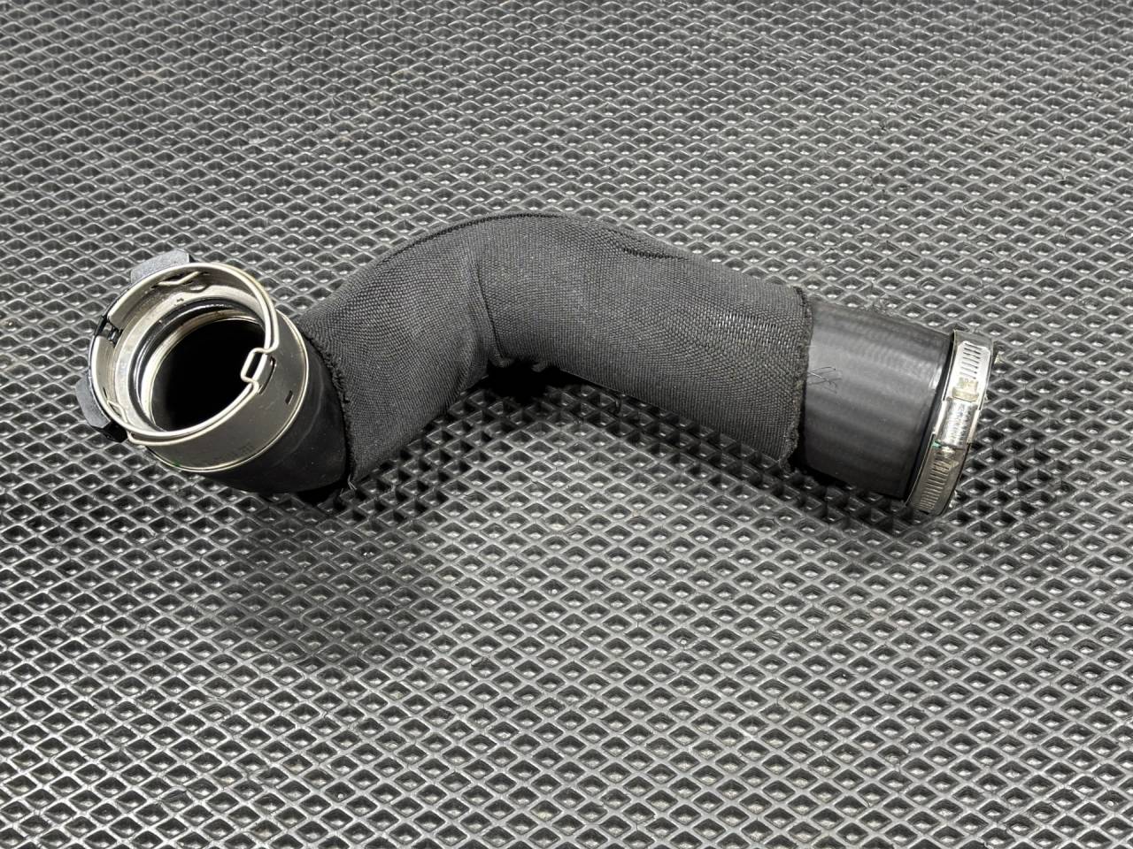 патрубок интеркулера Ford Bronco Sport 1 поколение 2021, 1.5 л., бензин, АКПП, внедорожник 5 дв., LX6Z6F073-J - фото №1