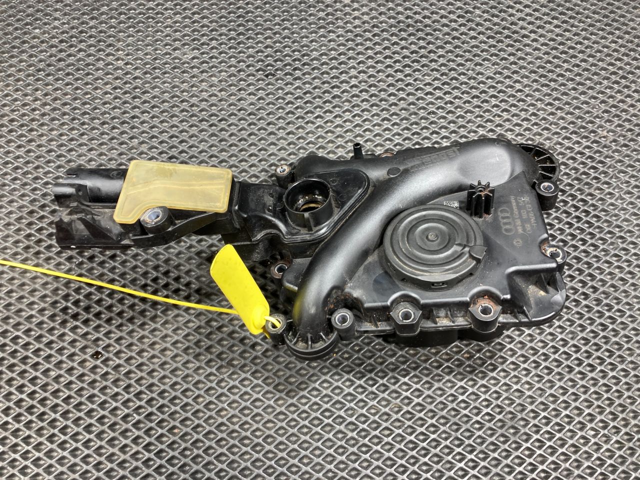 маслоотделитель (сапун) Audi Q5 8R 2011, 3.0 л., бензин, АКПП, внедорожник 5 дв., 06E103547E - фото №1