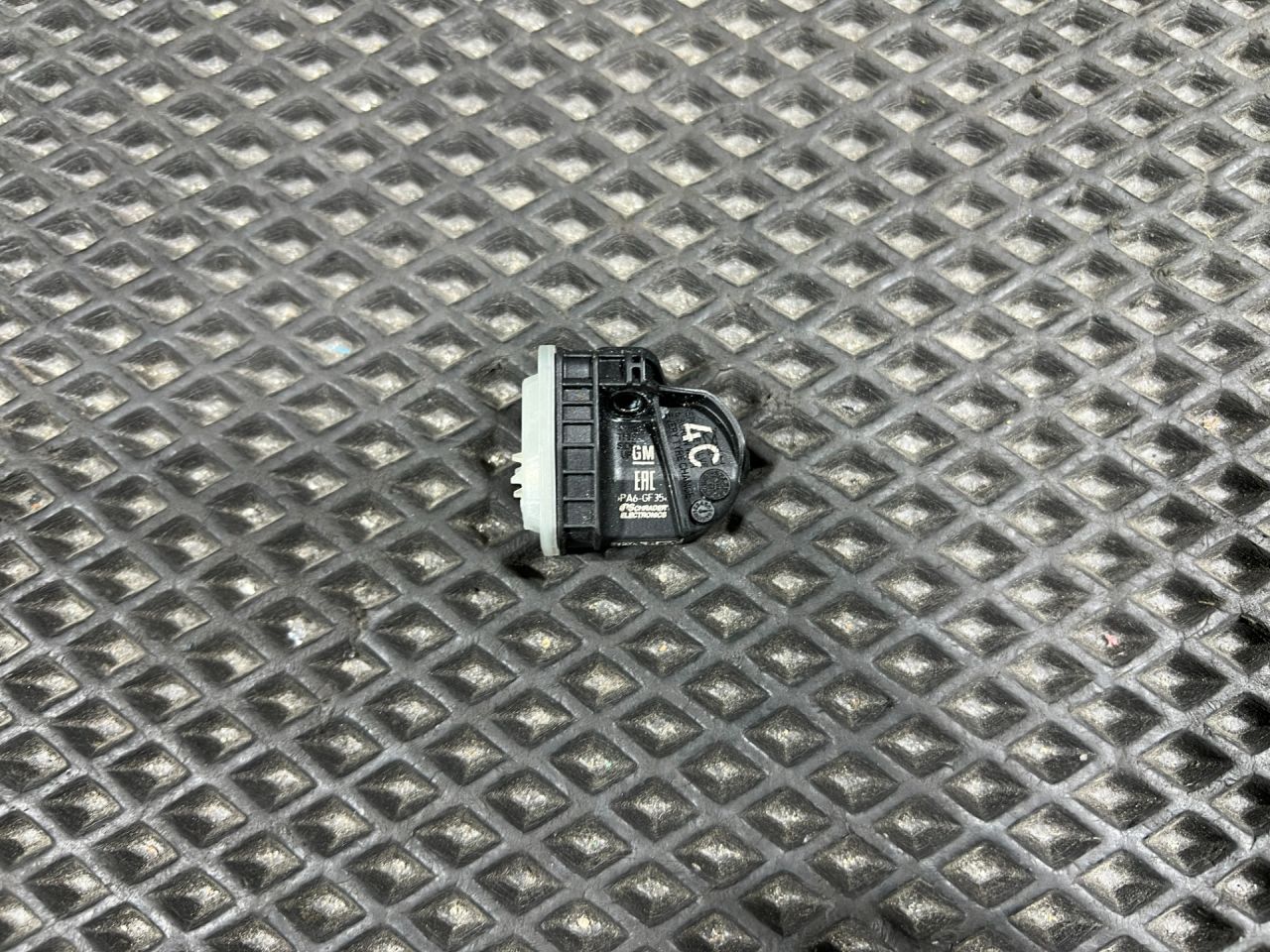 датчик давления в шине Chevrolet Trax 2 поколение 2024, 1.2 л., бензин, АКПП, внедорожник 5 дв., передний привод, 13528563, 13544444 - фото №1