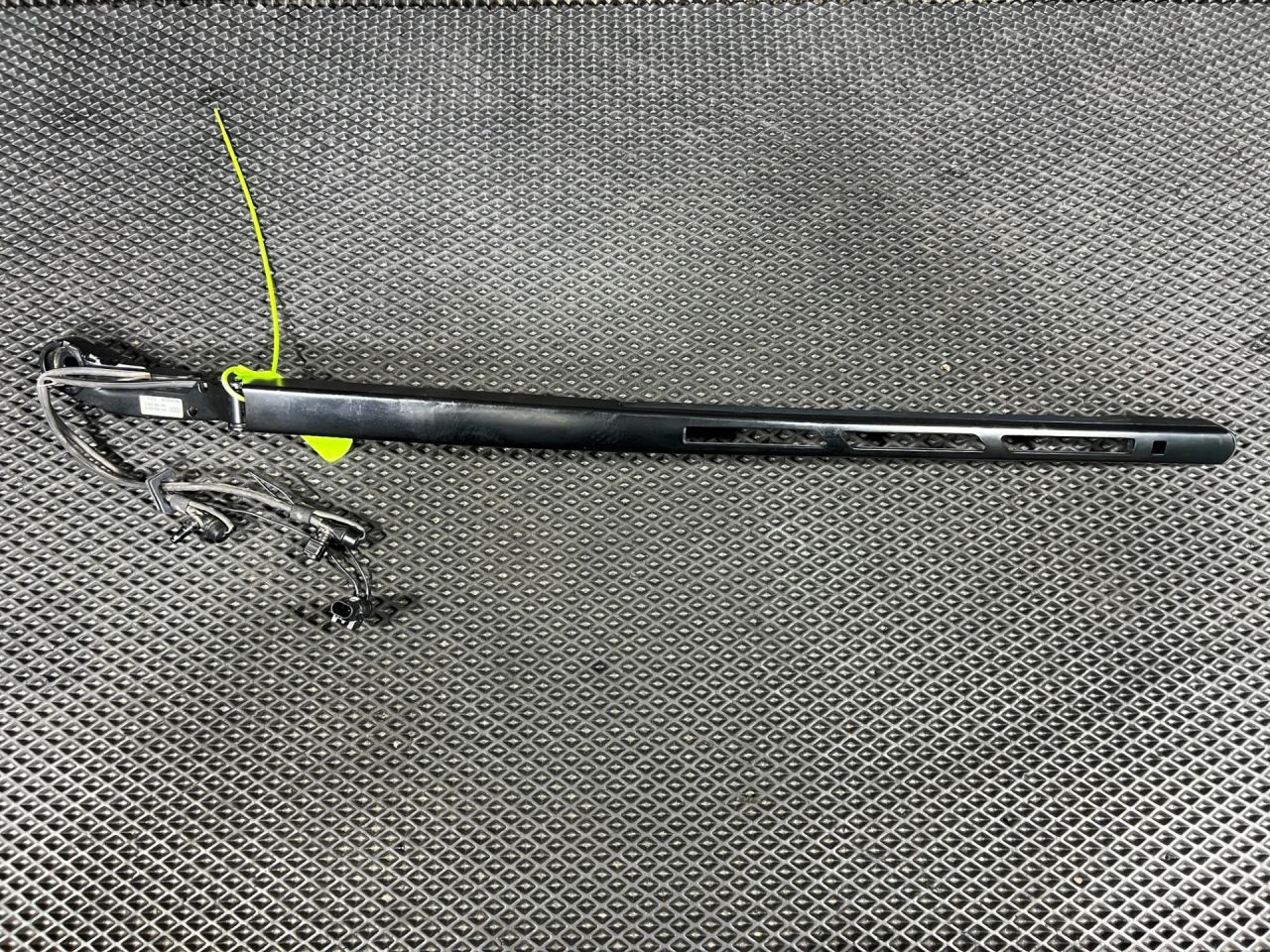 щеткодержатель (поводок стеклоочистителя, дворник) Audi A8 D5 2020, 4.0 л., бензин, АКПП, седан, 4N1955406C, 4N1955408C - фото №1