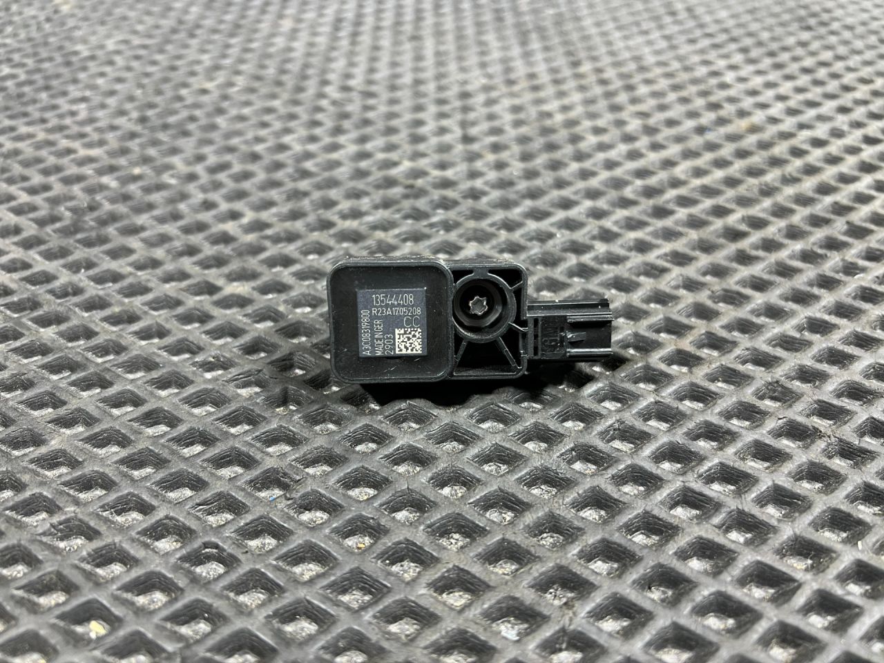 датчик удара Chevrolet Trax 2 поколение 2023, 1.2 л., бензин, АКПП, внедорожник 5 дв., 13544408 - фото №1