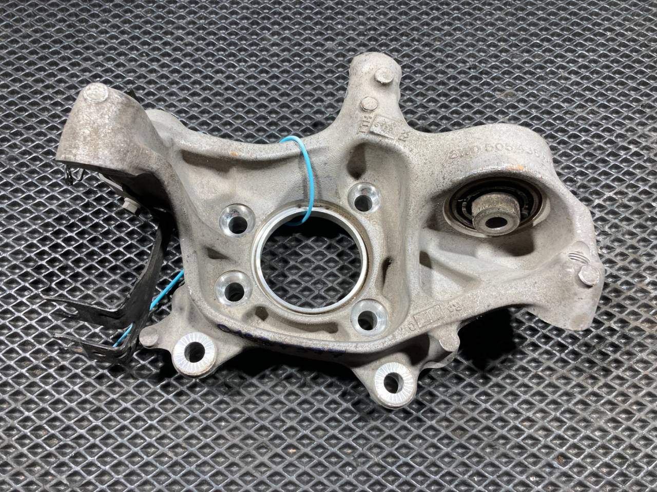 кулак задний правый Audi A4 B9 2017, 2.0 л., бензин, АКПП, седан, 8W0505436AA, 8W0505460D, 8W0505432Q - фото №1