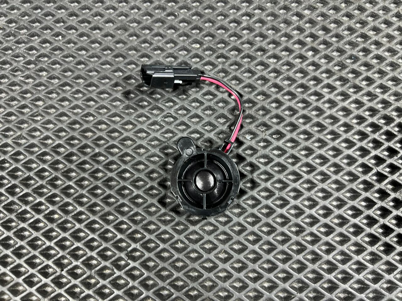 динамик Chevrolet Trax 2 поколение 2023, 1.2 л., бензин, АКПП, внедорожник 5 дв., 42902245 - фото №1