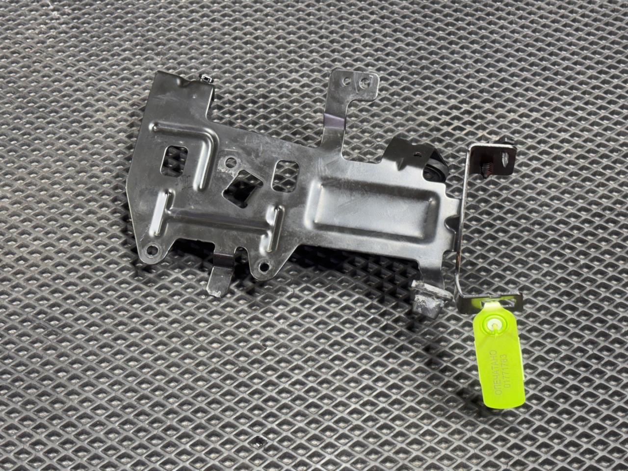 кронштейн (крепление) Land Rover Range Rover Sport 2 поколение L494 2016, 3.0 л., 30DDTX, дизель, АКПП, внедорожник 5 дв., CPLA18528AB - фото №1